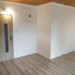 1. Hotová ložnice s koupelnou, chybí detaily jako podlahové lišty