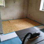 5. Na hydroizolaci zateplení, plovoucí OSB desky (1)