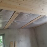 7. Nový strop kompletní – trámy, paroizolace, zateplení vatou, palubky